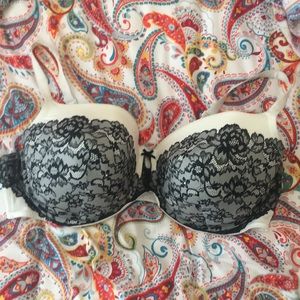 White bra with black lace detail Torrid size 46DDD
